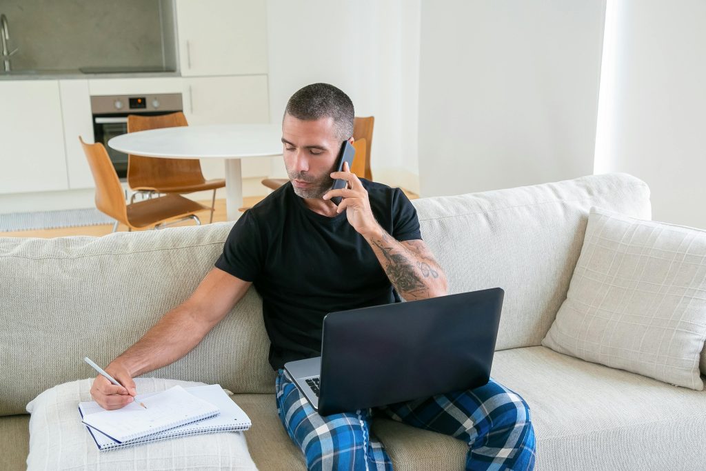 personne travaillant dans un bureau professionnel à Toulouse